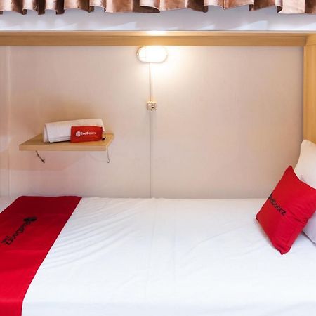 RedDoorz Hostel @ Malang City Center 2 Buitenkant foto