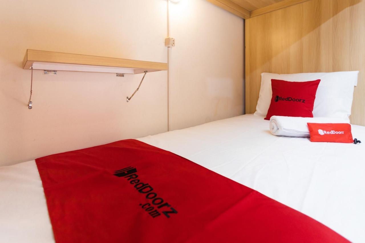 RedDoorz Hostel @ Malang City Center 2 Buitenkant foto