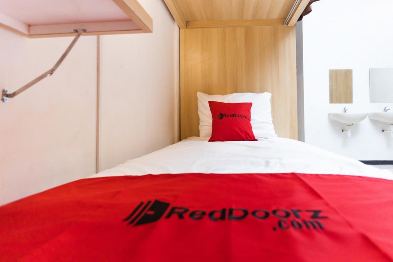 RedDoorz Hostel @ Malang City Center 2 Buitenkant foto